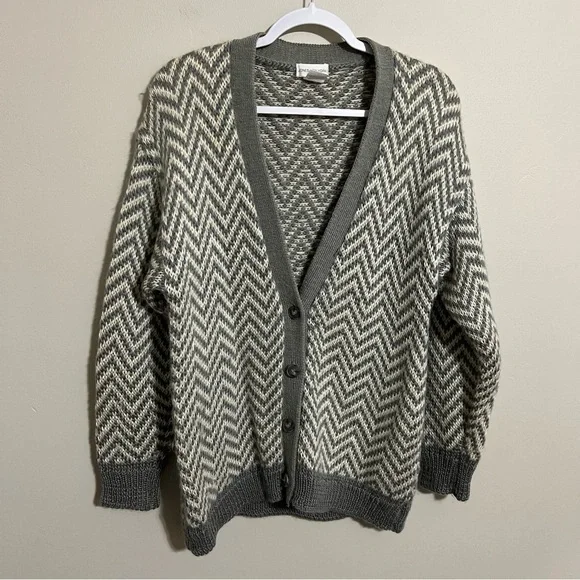 Vintage Jones New York Wool Blend Gray and Cream Chevron Cardigan size M Petite - Picture 1 of 7